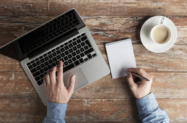 Tutup tangan laki-laki dengan laptop dan notebook — Stok Foto