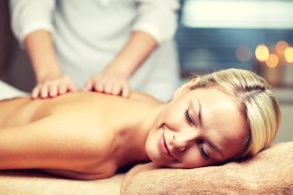 Close up de mulher deitada e tendo massagem no spa — Fotografia de Stock