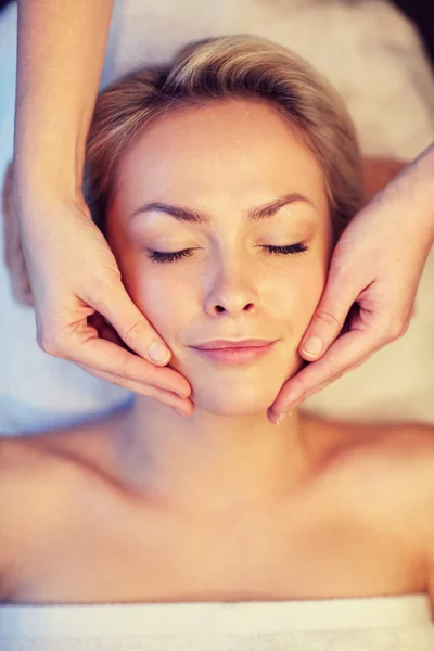Закрытие женщины, делающей массаж лица в спа — стоковое фото