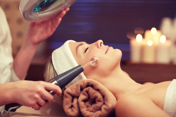 Närbild på ung kvinna ha ansikte massage i spa — Stockfoto