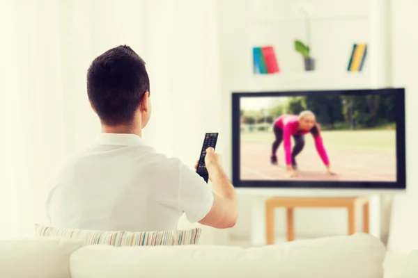 Homem assistindo canal desportivo na tv em casa — Fotografia de Stock