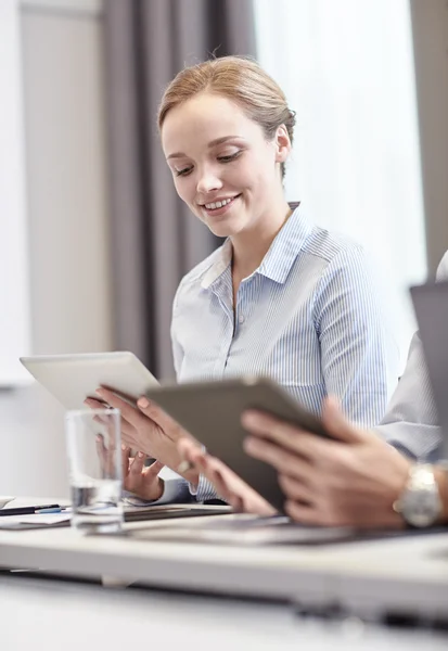 Mujer sonriente sosteniendo la tableta ordenador PC — Foto de Stock