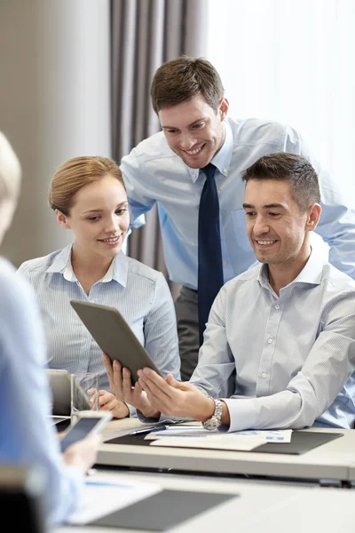 Smiling business people with tablet pc in office — Stock Photo, Image