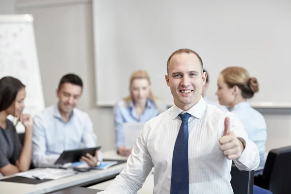 Groep van Glimlachende zakenmensen bijeenkomst in office — Stockfoto