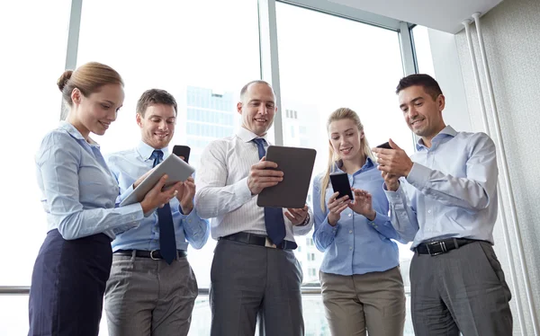 Business people with tablet pc and smartphones — Stock Photo, Image