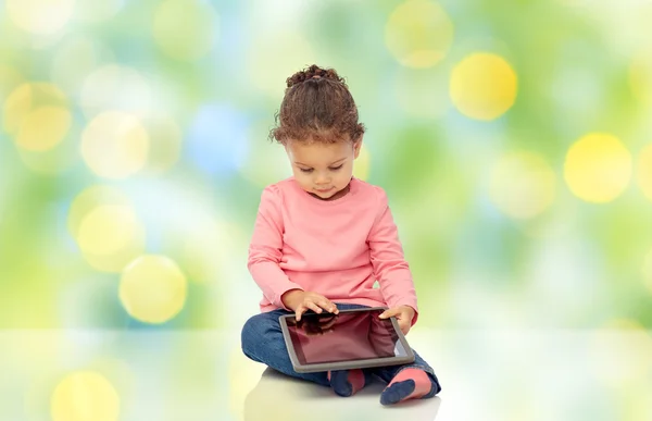 Pequena menina brincando com tablet pc computador — Fotografia de Stock