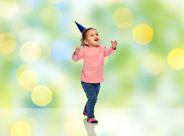 Niña feliz con sombrero de fiesta de cumpleaños —  Fotos de Stock