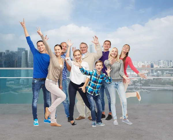 Gruppe lächelnder Menschen, die Spaß haben — Stockfoto