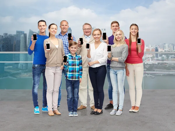 Grupp av leende människor med smartphones — Stockfoto