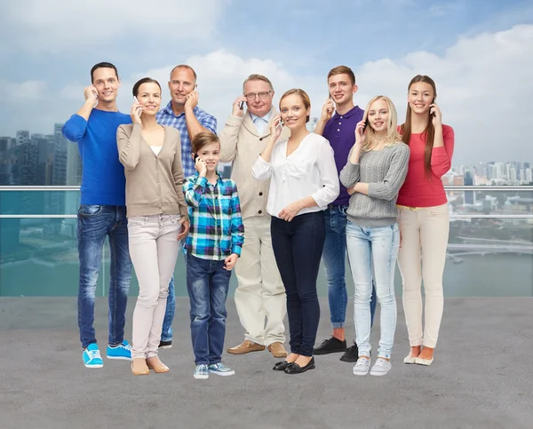 Groep van lachende mensen met smartphones — Stockfoto