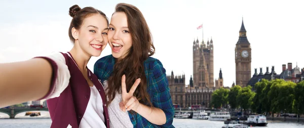 Friends taking selfie and showing peace in london — Stok fotoğraf