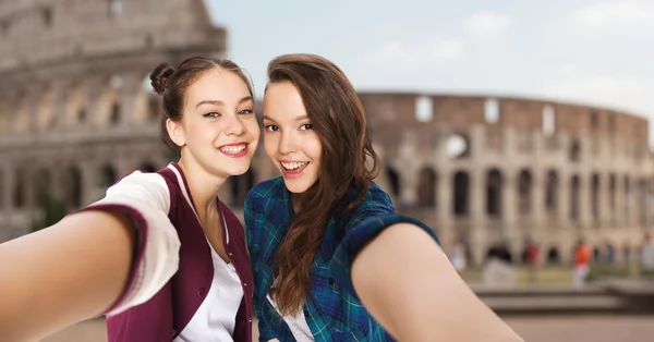 Happy teenage girls taking selfie over coliseum — Φωτογραφία Αρχείου