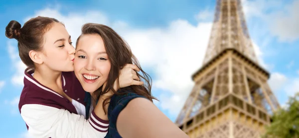 Teenage girls taking selfie over eiffel tower — Stock Fotó