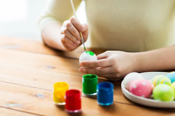 Primo piano di donna mani colorazione uova di Pasqua — Foto Stock