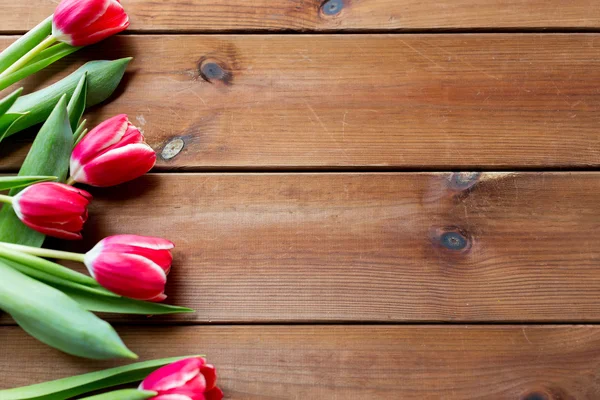 Primer plano de flores de tulipán en mesa de madera — Foto de Stock