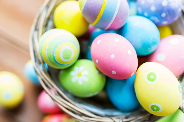 Primer plano de huevos de Pascua de colores en la cesta —  Fotos de Stock