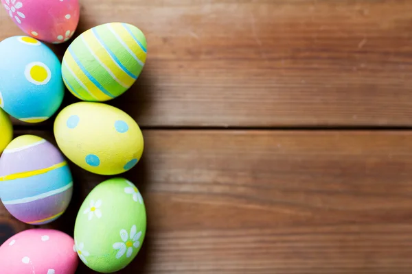 Közelkép a színes húsvéti tojás fa felületre — Stock Fotó
