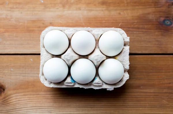 Закрытие белых яиц в яичной коробке или коробке — стоковое фото