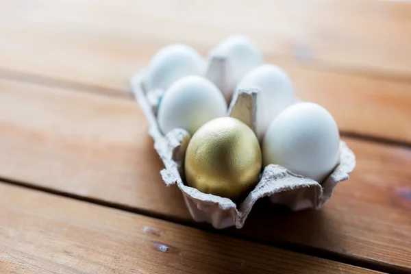 Κοντινό πλάνο της λευκά και χρυσά αυγά στο αυγό — Φωτογραφία Αρχείου