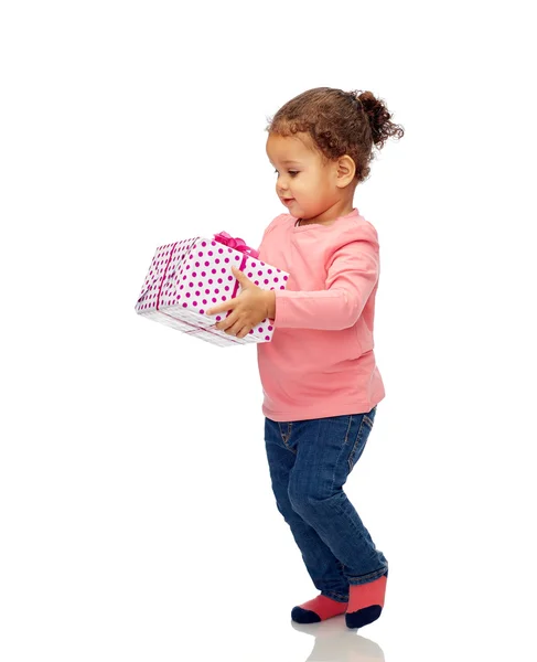 Schöne kleine Mädchen mit Geburtstagsgeschenk — Stockfoto