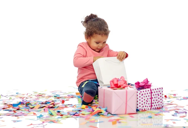 Gelukkig weinig meisje van de baby met verjaardag presenteert — Stockfoto