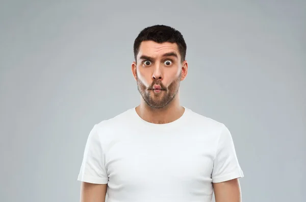 Homem com cara de peixe sobre fundo cinza — Fotografia de Stock