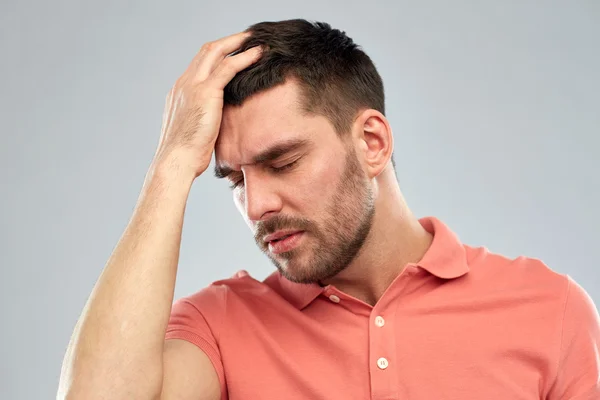 Olycklig man lider av huvudvärk — Stockfoto
