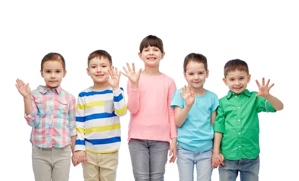 Счастливые улыбающиеся маленькие дети держатся за руки — стоковое фото