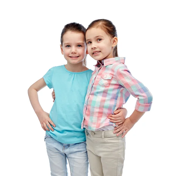 Feliz sorrindo meninas abraçando — Fotografia de Stock