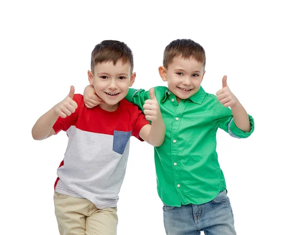 Feliz sorrindo meninos mostrando polegares para cima — Fotografia de Stock