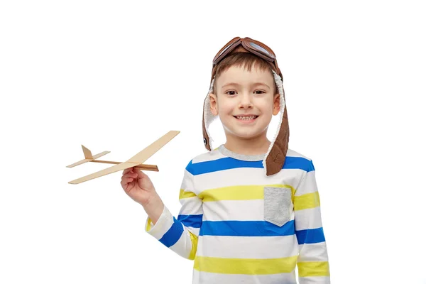 Menino feliz em chapéu aviador com avião — Fotografia de Stock