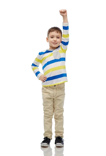 Счастливый улыбающийся мальчик с поднятой рукой — стоковое фото