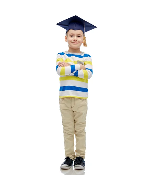 Lycklig pojke i bachelor hatt eller mortarboard — Stockfoto