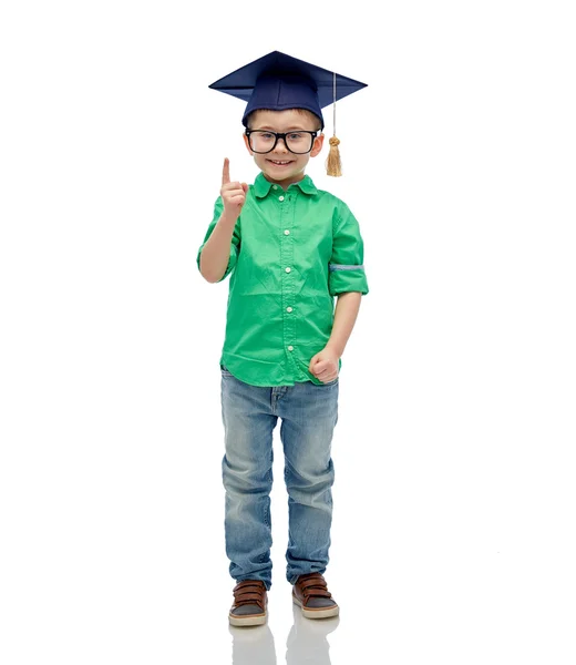 Szczęśliwy chłopiec w licencjat kapelusz i okulary — Zdjęcie stockowe