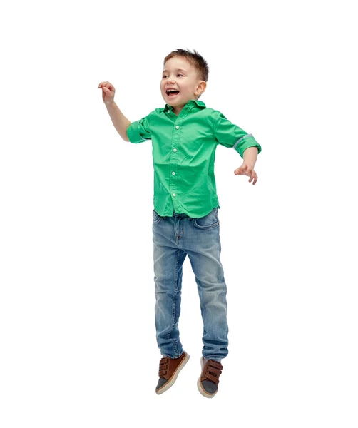 Glad liten pojke hoppar i luften — Stockfoto