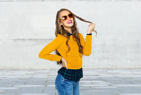 Jovem feliz ou menina adolescente em roupas casuais — Fotografia de Stock