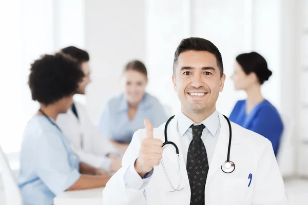 Médico feliz sobre grupo de médicos no hospital — Fotografia de Stock