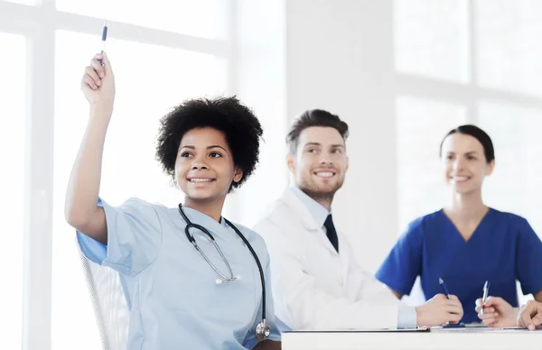 Grupp glada läkare på konferens på sjukhus — Stockfoto
