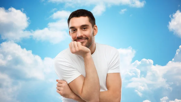 Homem sorridente sobre o céu azul — Fotografia de Stock