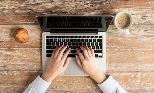 Nahaufnahme weiblicher Hände mit Laptop und Kaffee — Stockfoto