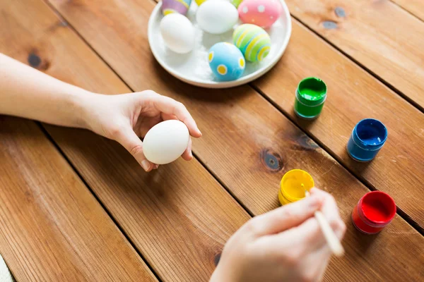 Primo piano di donna mani colorazione uova di Pasqua — Foto Stock