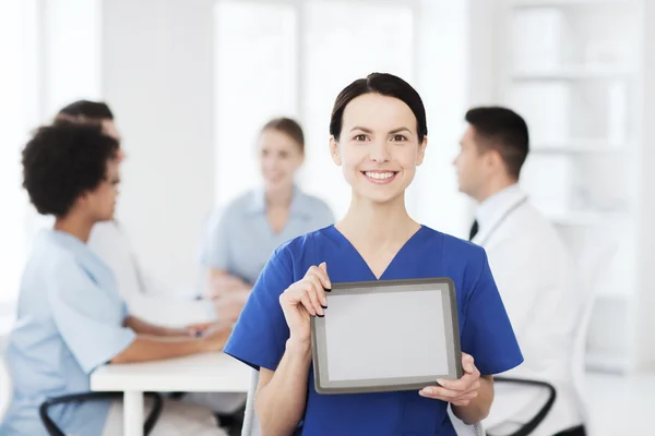 Zufriedener Arzt über Gruppe von Sanitätern im Krankenhaus — Stockfoto