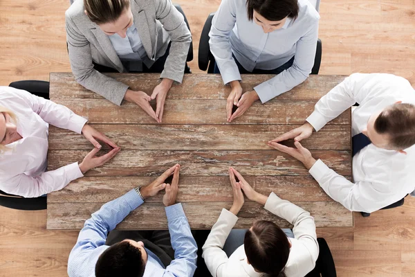 Primer plano del equipo de negocios sentado en la mesa —  Fotos de Stock