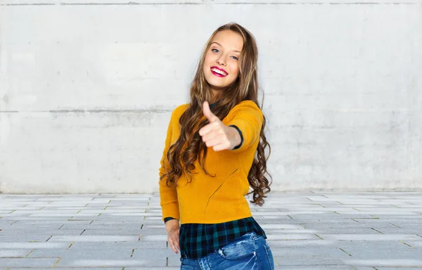 Felice giovane donna o adolescente ragazza mostrando pollici in su — Foto Stock