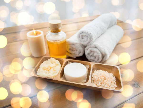 Close up of soap, himalayan salt and scrub in bowl — Stock Photo, Image