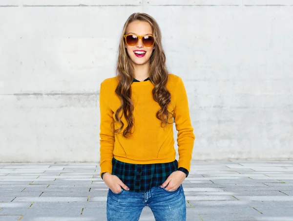 Gelukkig jonge vrouw of tiener meisje in casual kleding — Stockfoto