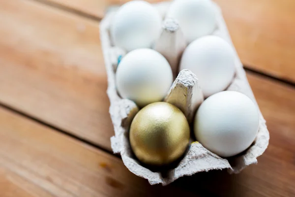 Κοντινό πλάνο της λευκά και χρυσά αυγά στο αυγό — Φωτογραφία Αρχείου