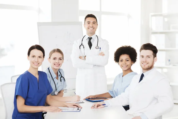 Grupo de médicos en presentación en el hospital — Foto de Stock