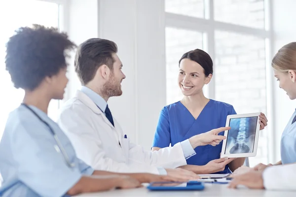 Group of happy doctors meeting at hospital office — Stock Photo, Image