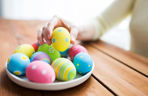 Detailní záběr rukou žena s barevnou velikonoční vajíčka — Stock fotografie